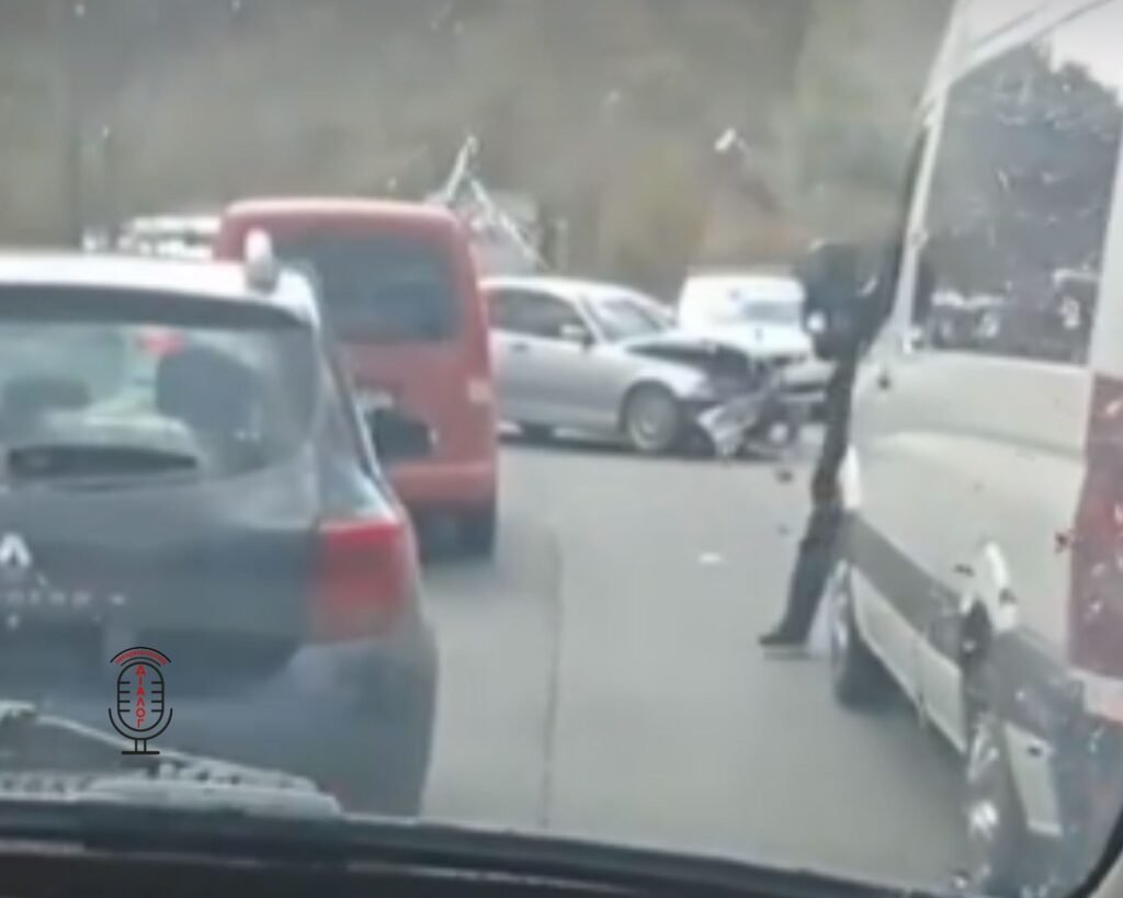 Вечірня аварія на трасі Мукачево-Рогатин: автівку відкинуло у кювет