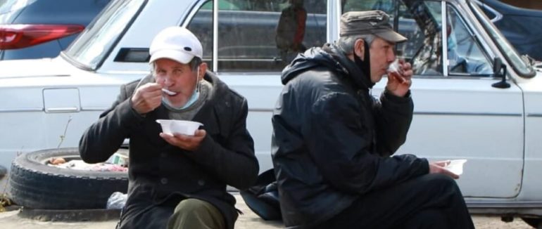 Гарячі страви для безхатченків: в Ужгороді більше 10 років триває благодійна акція