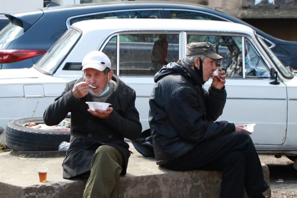 Гарячі страви для безхатченків: в Ужгороді більше 10 років триває благодійна акція