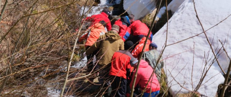 Трагічно загиблого в горах киянина транспортували до населеного пункту Закарпаття