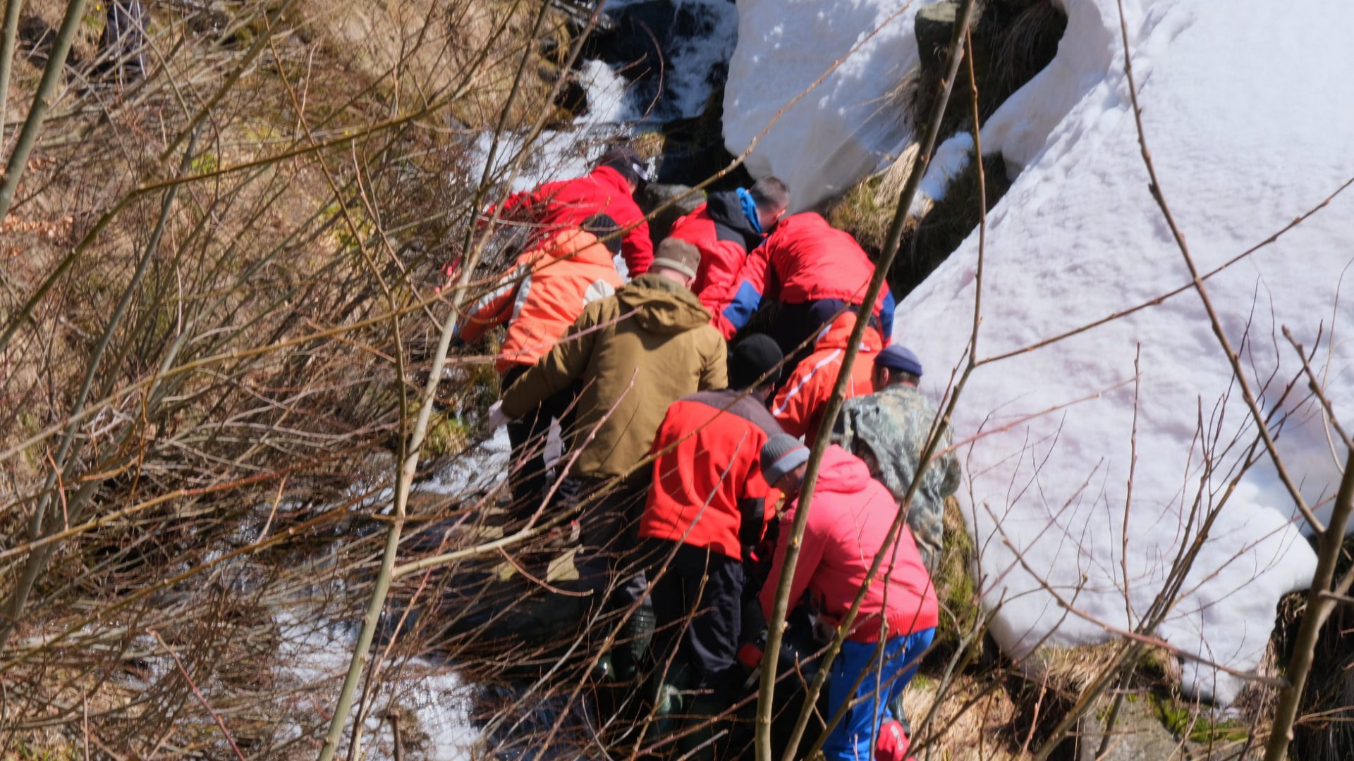Трагічно загиблого в горах киянина транспортували до населеного пункту Закарпаття