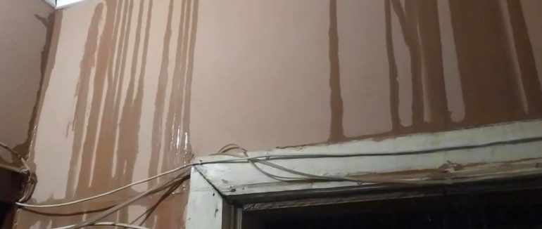 Вода по стінах та затоплені під’їзди: вечірня злива у Мукачеві