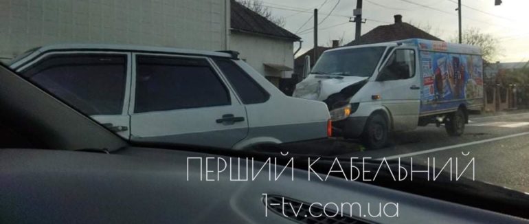 Обідня аварія на Мукачівщині: вантажівка в’їхала у фуру