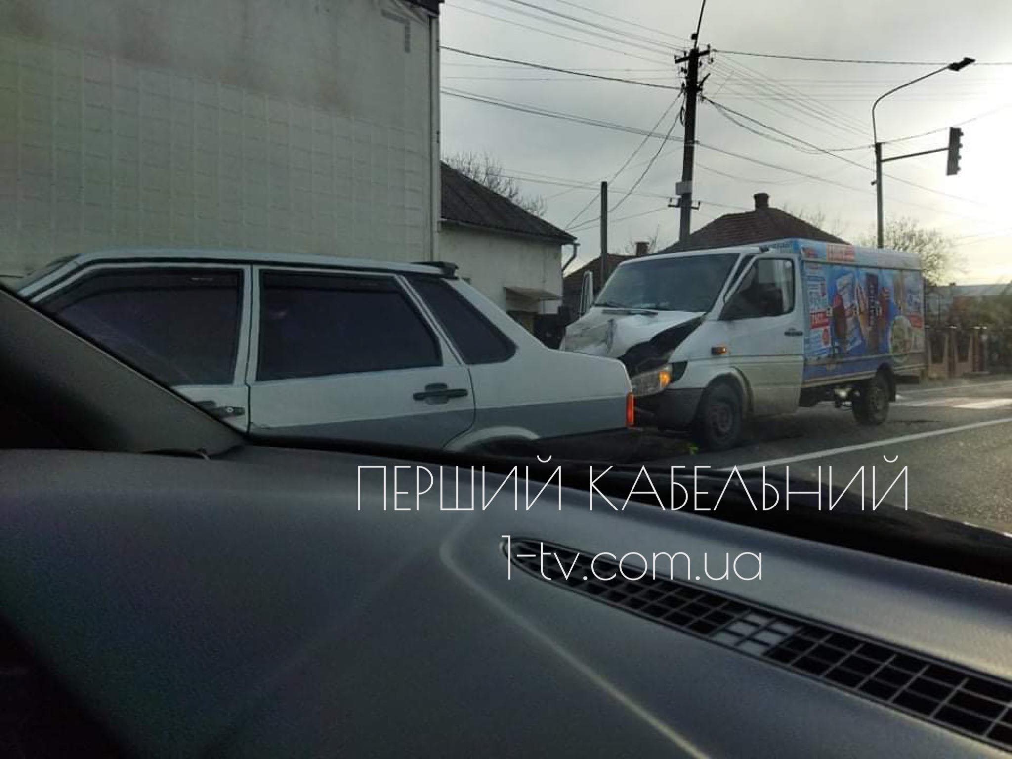 Обідня аварія на Мукачівщині: вантажівка в`їхала у фуру