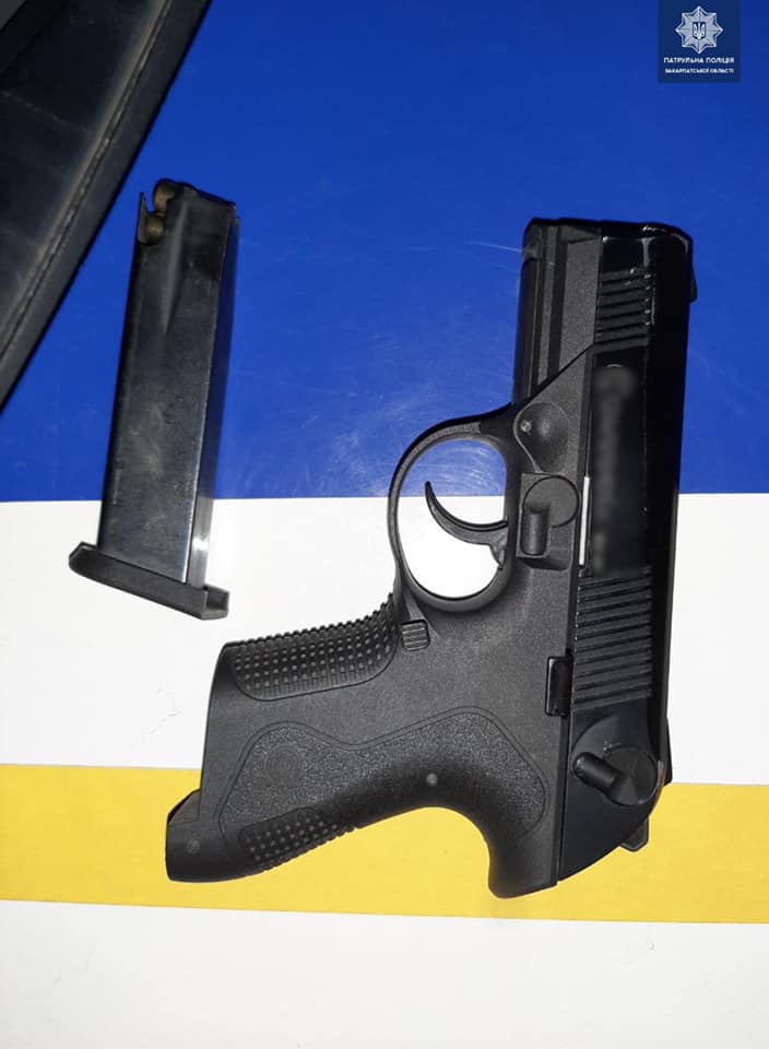 В Мукачеві патрульні виявили у чоловіка пістолет