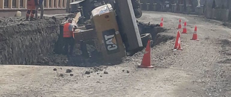 Аварія на Закарпатті: за Вилоком екскаватор Caterpillar упав у яму