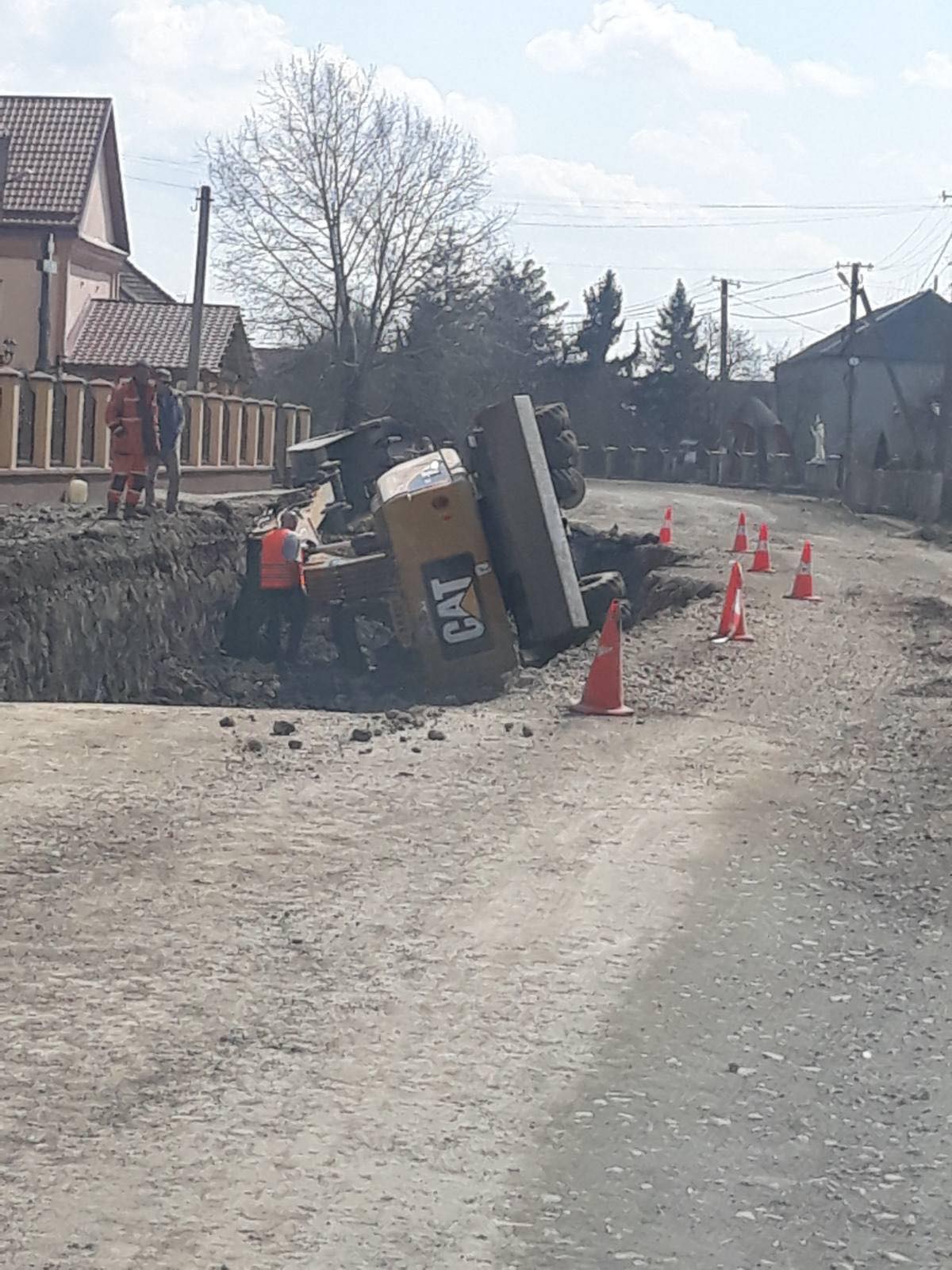 Аварія на Закарпатті: за Вилоком екскаватор Caterpillar упав у яму