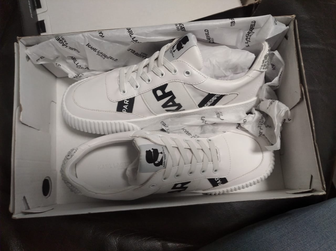 Затримана контрабанда на МП "Тиса": з мікроавтобуса вилучили коробки з незадекларованими брендами вартістю 100 тис грн