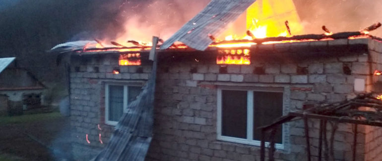 Через проблеми з мобільним покриттям в закарпатському селі жителі самотужки гасили пожежу