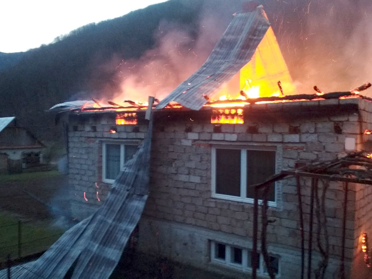 Через проблеми з мобільним покриттям в закарпатському селі жителі самотужки гасили пожежу