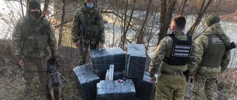4,5 тисячі пачок сигарет: на березі Тиси прикордонники виявили тютюнову контрабанду