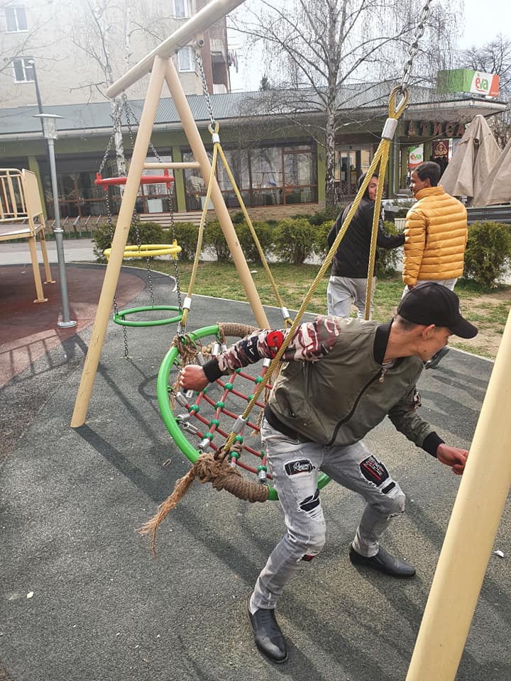 Розваги підлітків: у Виноградові роми нищили дитячий майданчик