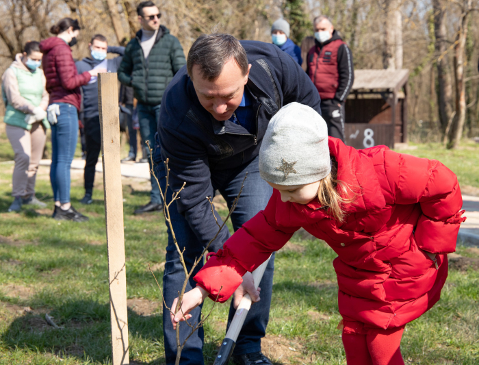Екологічний проект “Озеленення планети”: в Ужгороді висадили майже пів тисячі дерев