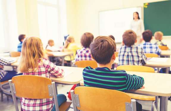 Відпонеділка школи Ужгорода відновлюють повноцінний навчальний процес