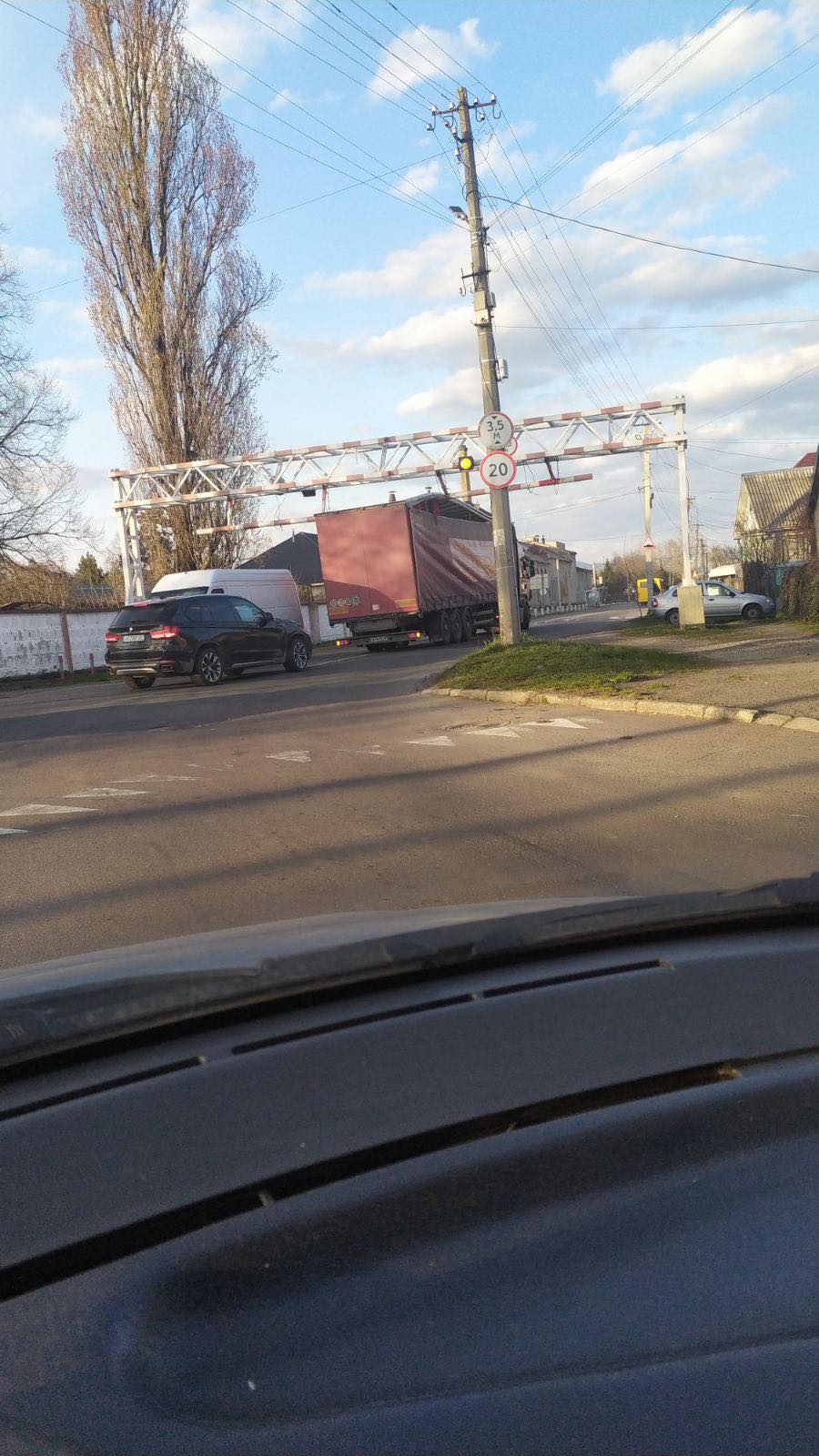 В Мукачеві вантажівка не змогла проїхати обмеження висоти