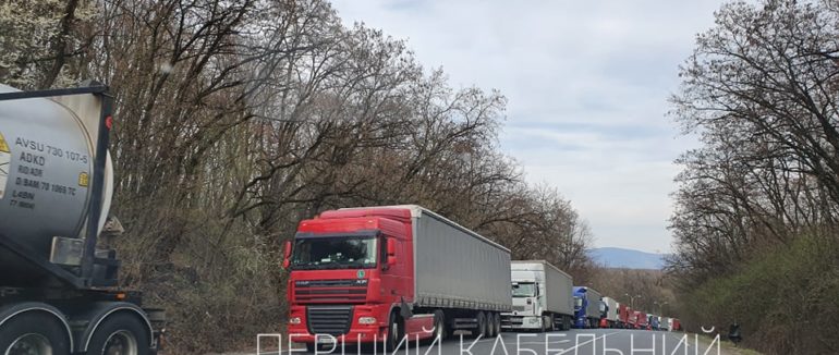 Понад кілометрова черга фур на україно-словацькому кордоні