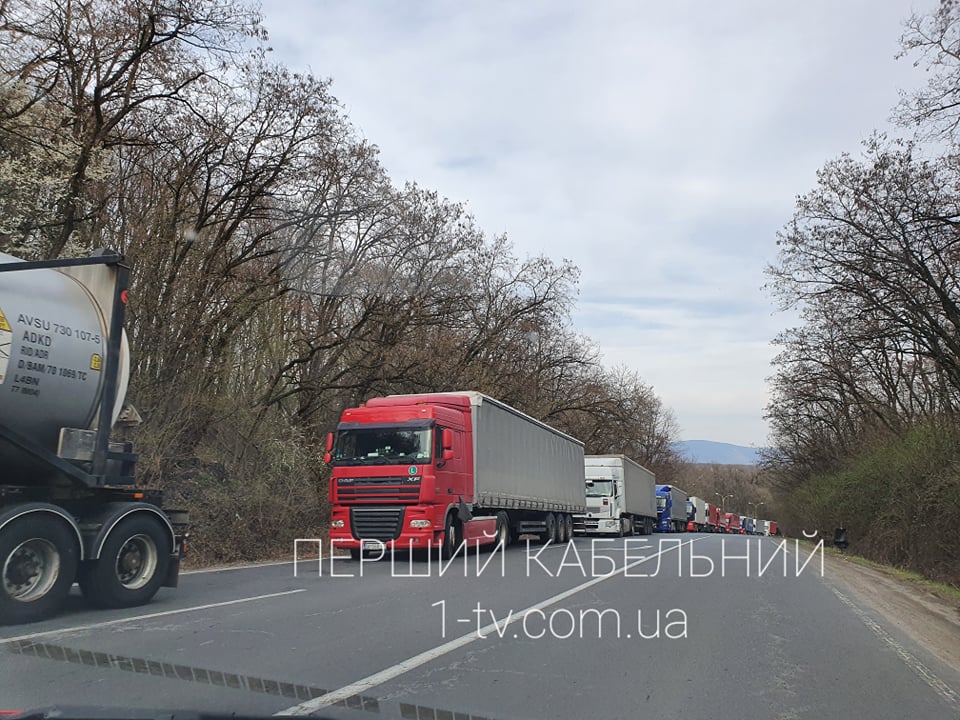Понад кілометрова черга фур на україно-словацькому кордоні
