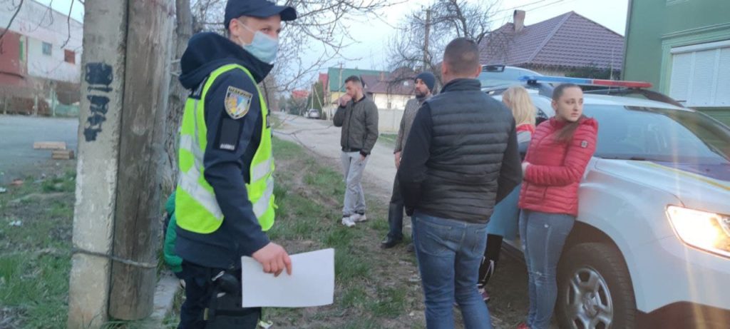 Розбивали вікна закинутих будівель: в Мукачеві затримали групу підлітків