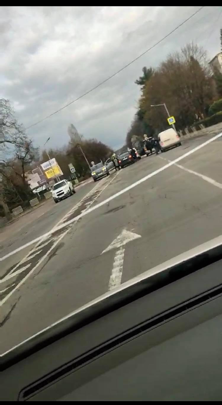 Вечірня автопригода у Мукачеві: поблизу аграрного коледжу не розминулися дві автівки