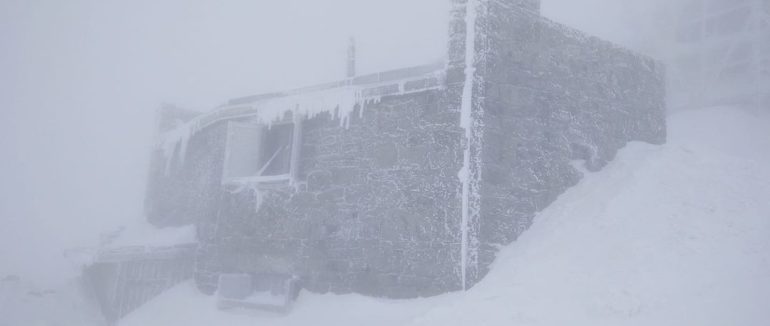 Не весняна погода: у Карпатах сніг та хуртовини