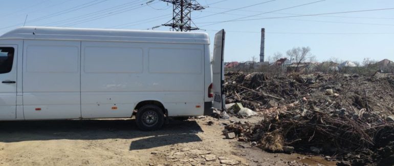 Порушення правил благоустрою: у Мукачеві затримали чоловіка, який викинув сміття у недозволеному місці