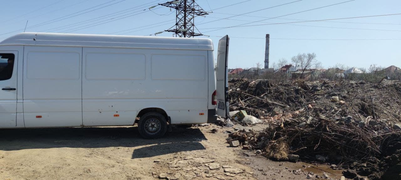 Порушення правил благоустрою: у Мукачеві затримали чоловіка, який викинув сміття у недозволеному місці