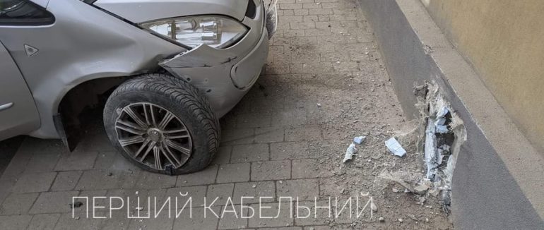 ДТП в Ужгороді: автівка в якій перебувало мале дитя врізалася у будівлю