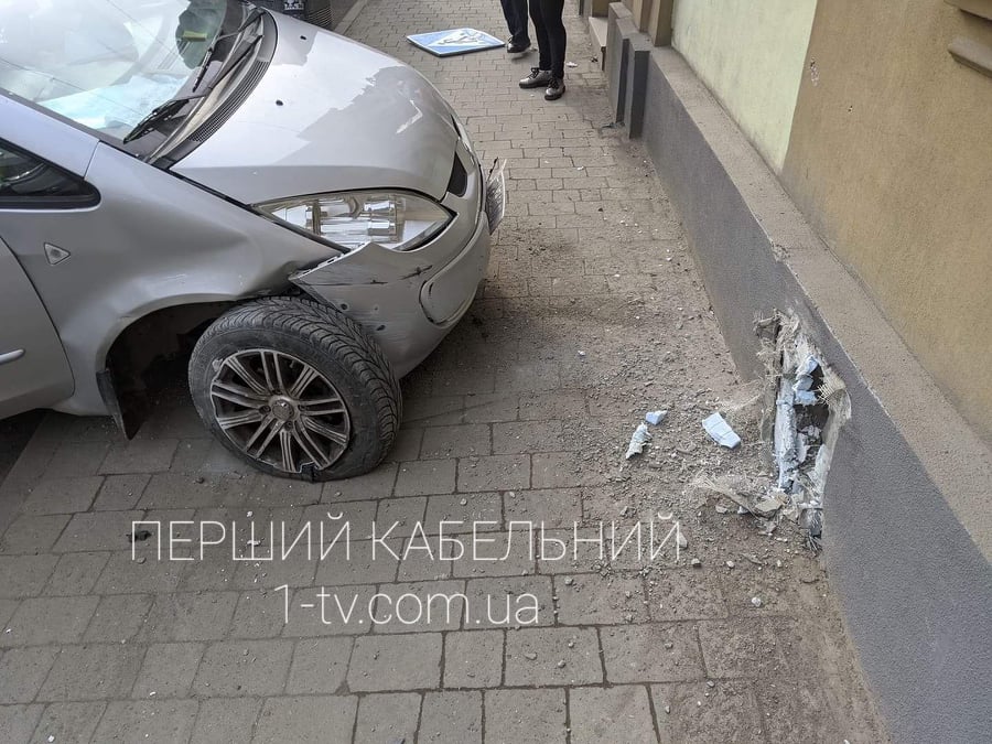 ДТП в Ужгороді: автівка в якій перебувало мале дитя врізалася у будівлю