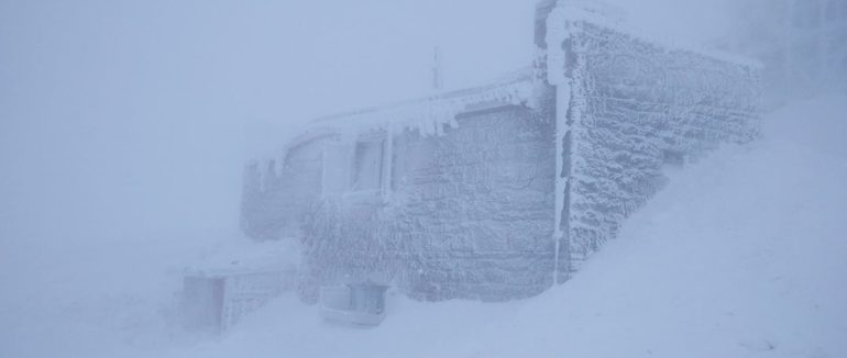 Негода вирує вже сьомий день: в Карпатах сніг, вітер та обмежена видимість