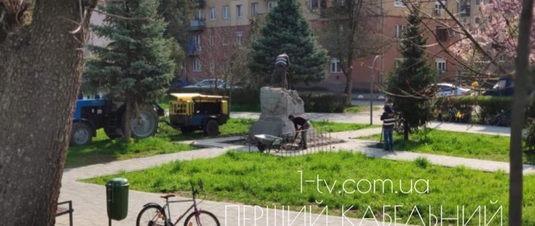 У Мукачеві в міському сквері «імені Андрія Кузьменка» зносять постамент
