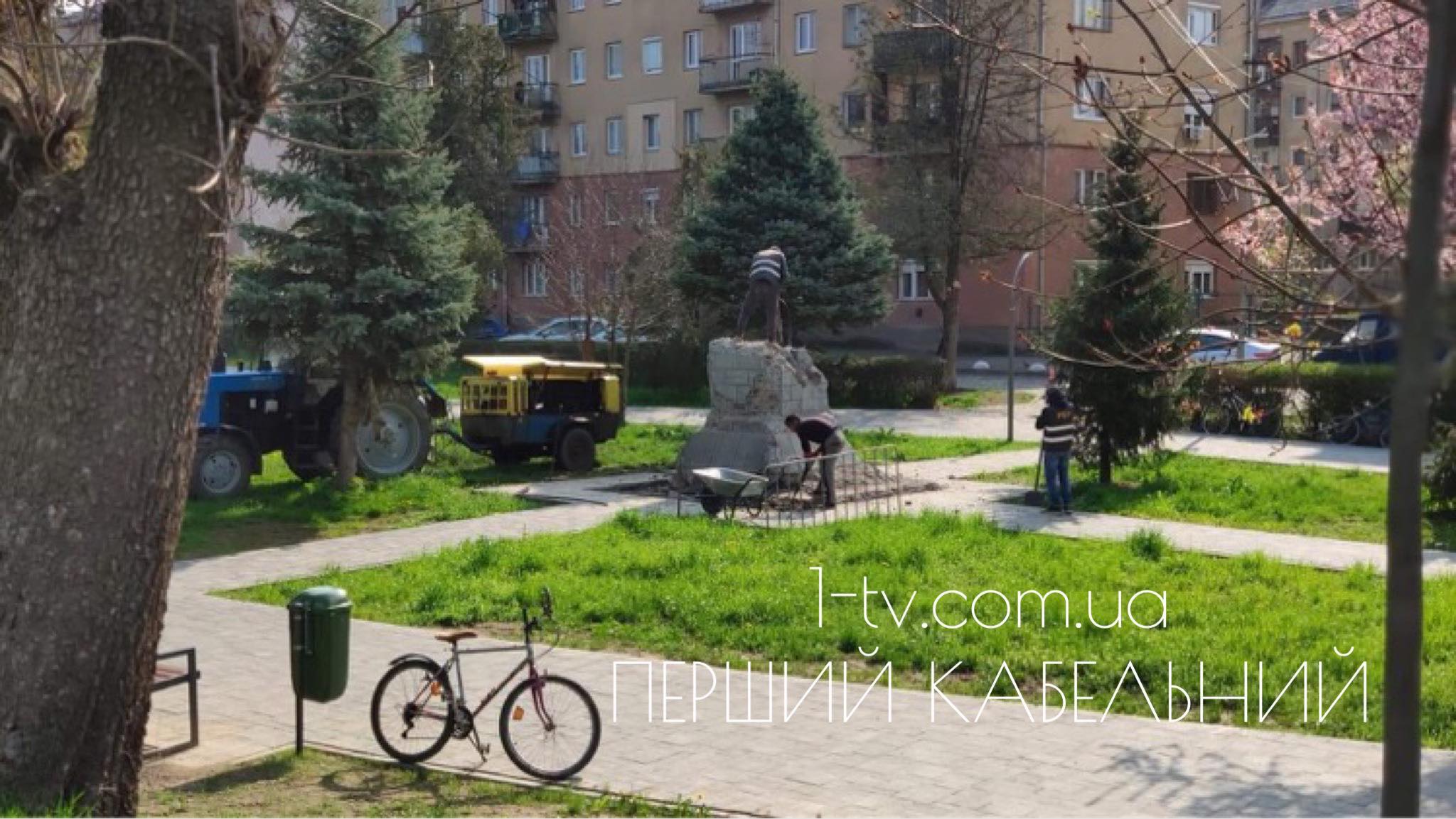 У Мукачеві в міському сквері «імені Андрія Кузьменка» зносять постамент