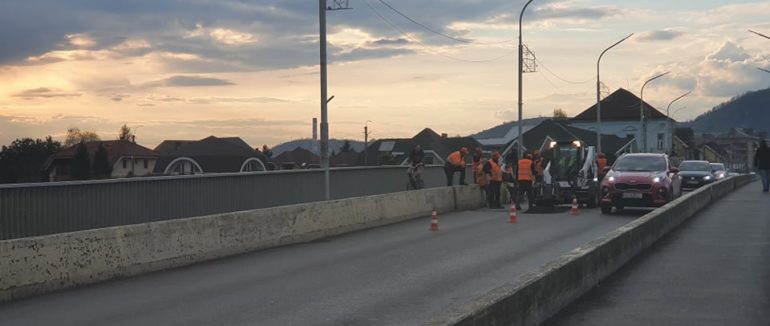 Ямковий ремонт у Мукачеві: рух через міст ускладнено