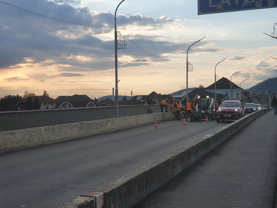 Ямковий ремонт у Мукачеві: рух через міст ускладнено