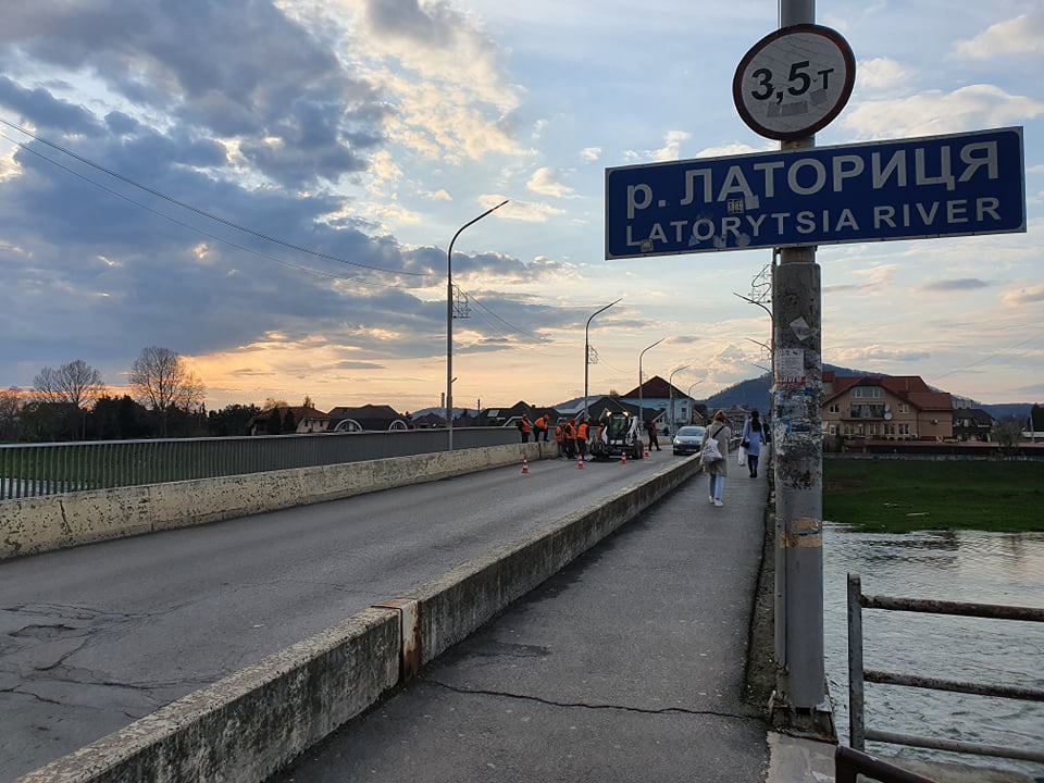 Мукачево, міст, Латориця, ускладнений рух, водії, ями, ремонт