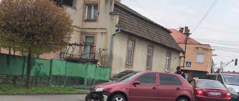 Обідня автопригода у Мукачеві: автівка паралізувала рух