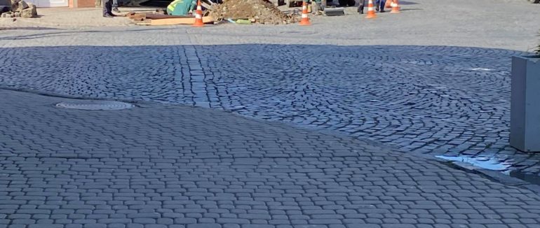 На одній з вулиць Мукачева проводять ремонтні роботи