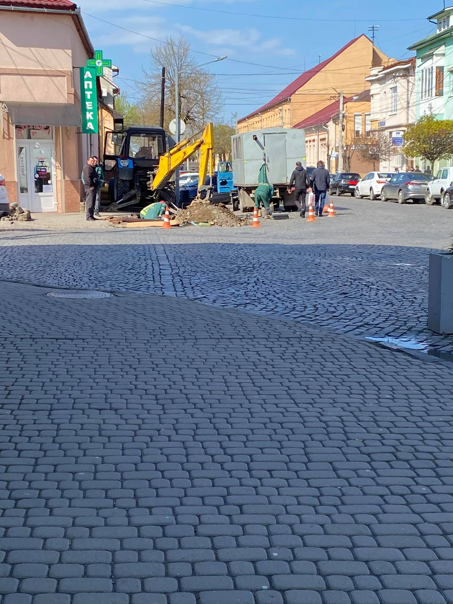 На одній з вулиць Мукачева проводять ремонтні роботи