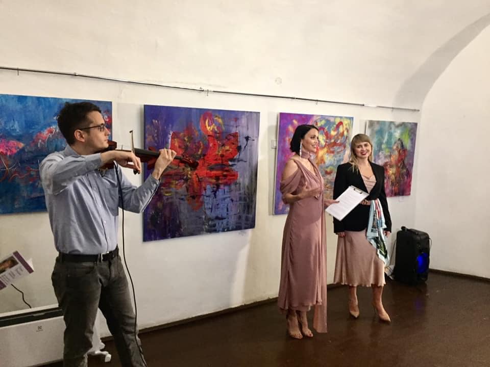 У Мукачівському замку "Паланок" презентували творчу виставку "Неприборкана енергія"