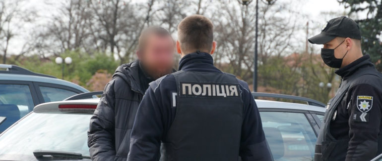 Шкода благоустрою в Ужгороді: патрульні затримали чоловіка, який зрізав тюльпани на пл. Народній