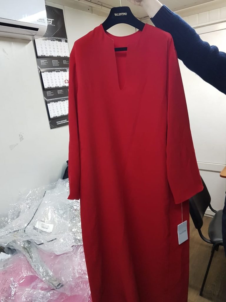 На закарпатському кордоні з мікроавтобуса вилучили брендовий одяг на суму кілька тисяч доларів