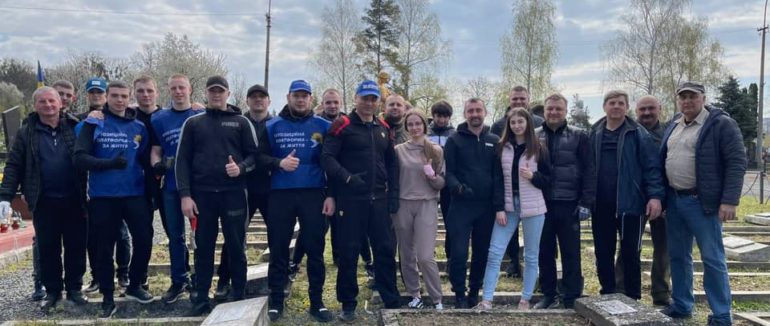 Толока пам’яті у Мукачеві: актив партії “ОП-ЗЖ” влаштував масштабне прибирання