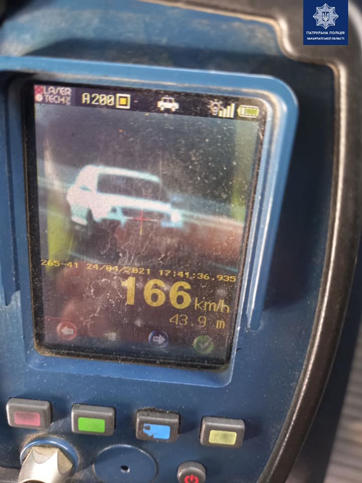 На Ужгородщині водій порушив швидкісний режим в 3 рази та втікав від патрульних