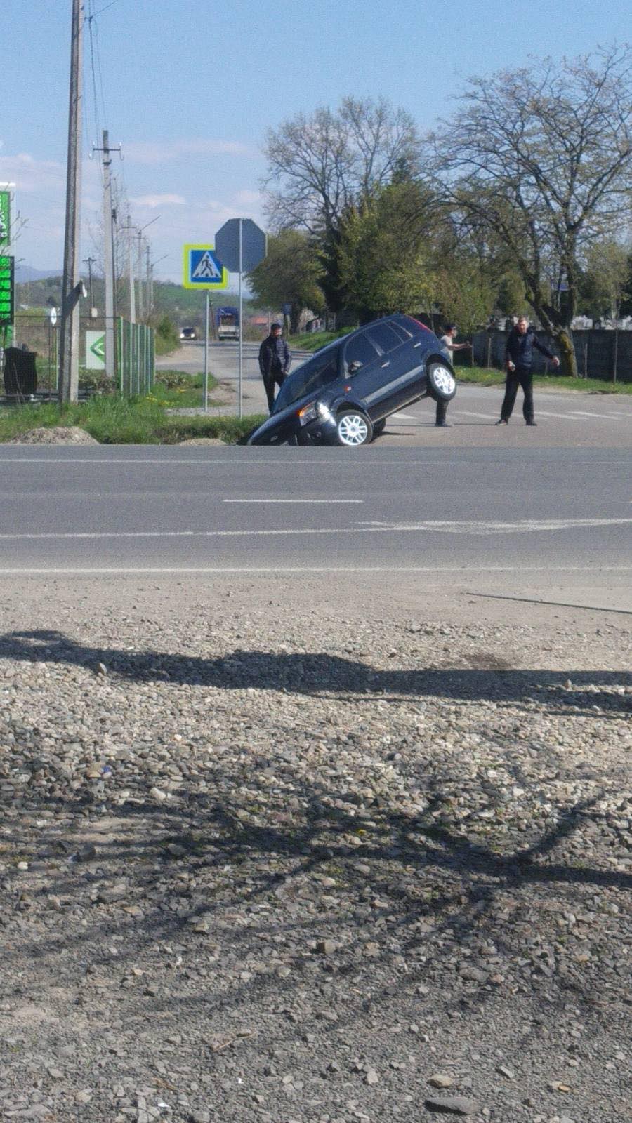 Автопригода у Мукачеві: автівка опинилася у кюветі
