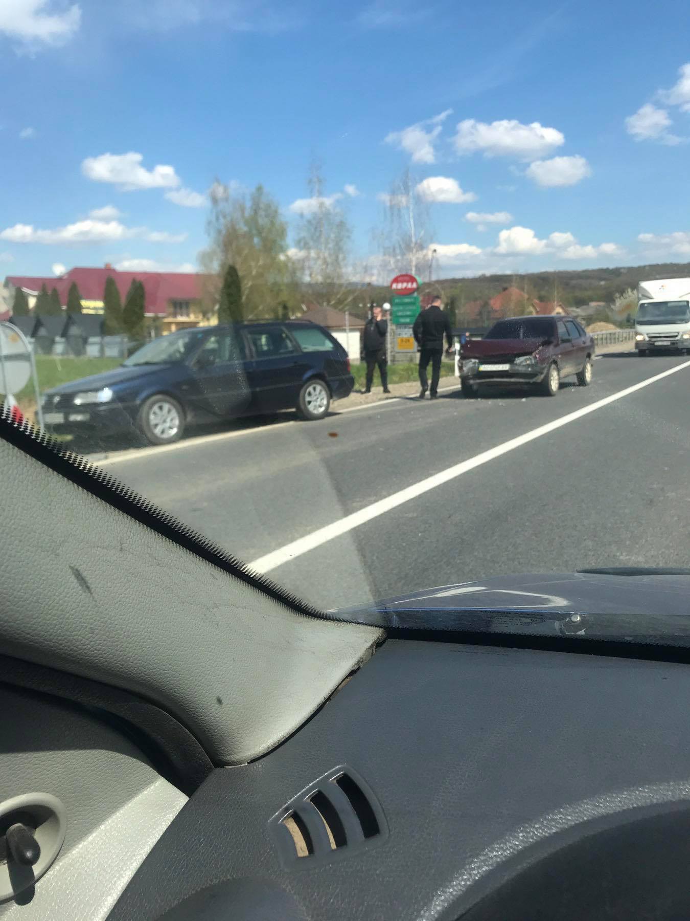 Автотроща на Мукачівщині: зіткнулися дві автівки