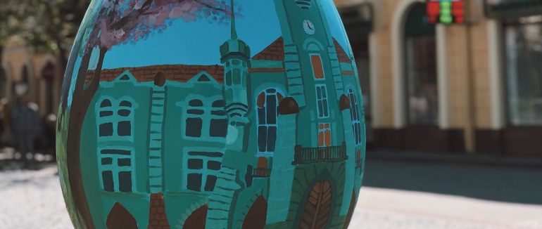 Свято наближається: центр міста Мукачева “усипало” писанками