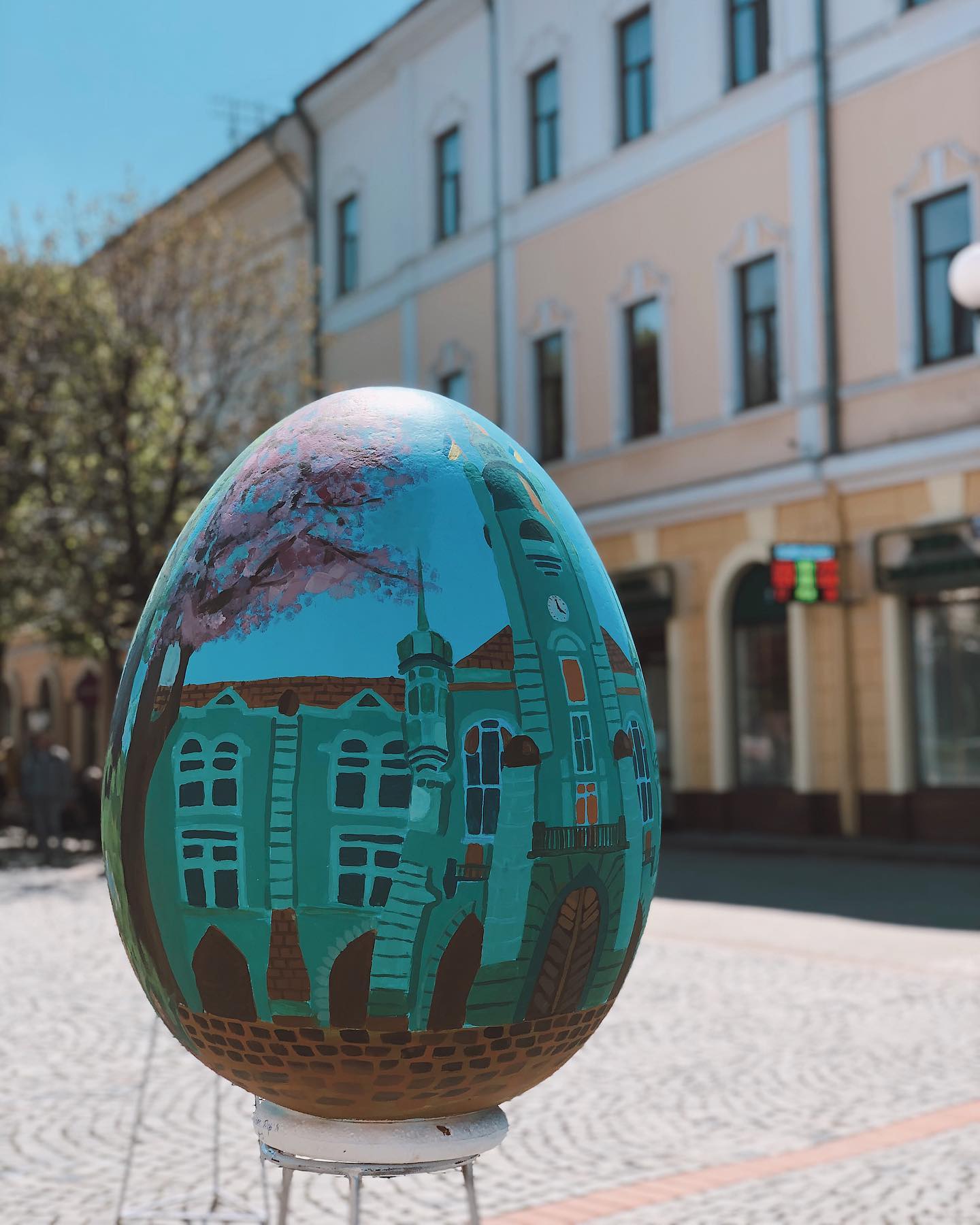 Свято наближається: центр міста Мукачева "усипало" писанками