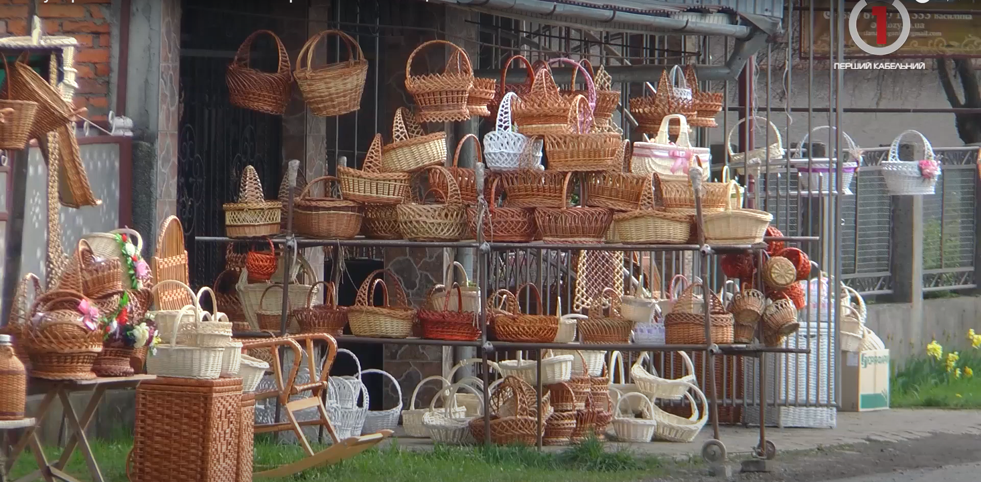 Популярні кошики в селі Іза - закарпатській столиці лозоплетіння