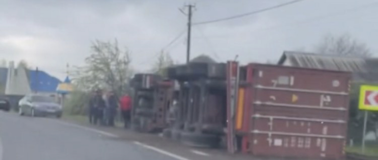 Вантажівка перекинулась на дах: на Закарпатті відбулась чергова ДТП
