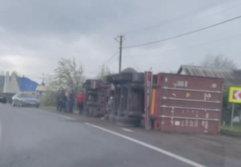 Вантажівка перекинулась на дах: на Закарпатті відбулась чергова ДТП