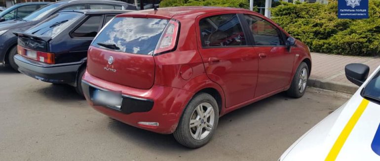 В Ужгороді водійка пошкодила інше авто і втекла: патрульні розшукали винну у вчиненні ДТП